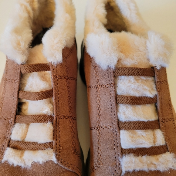 Bzees Golden Cozy Comfort Lightweight Shoe Bootie with Faux Fur Collar Size 8 - Picture 3 of 12